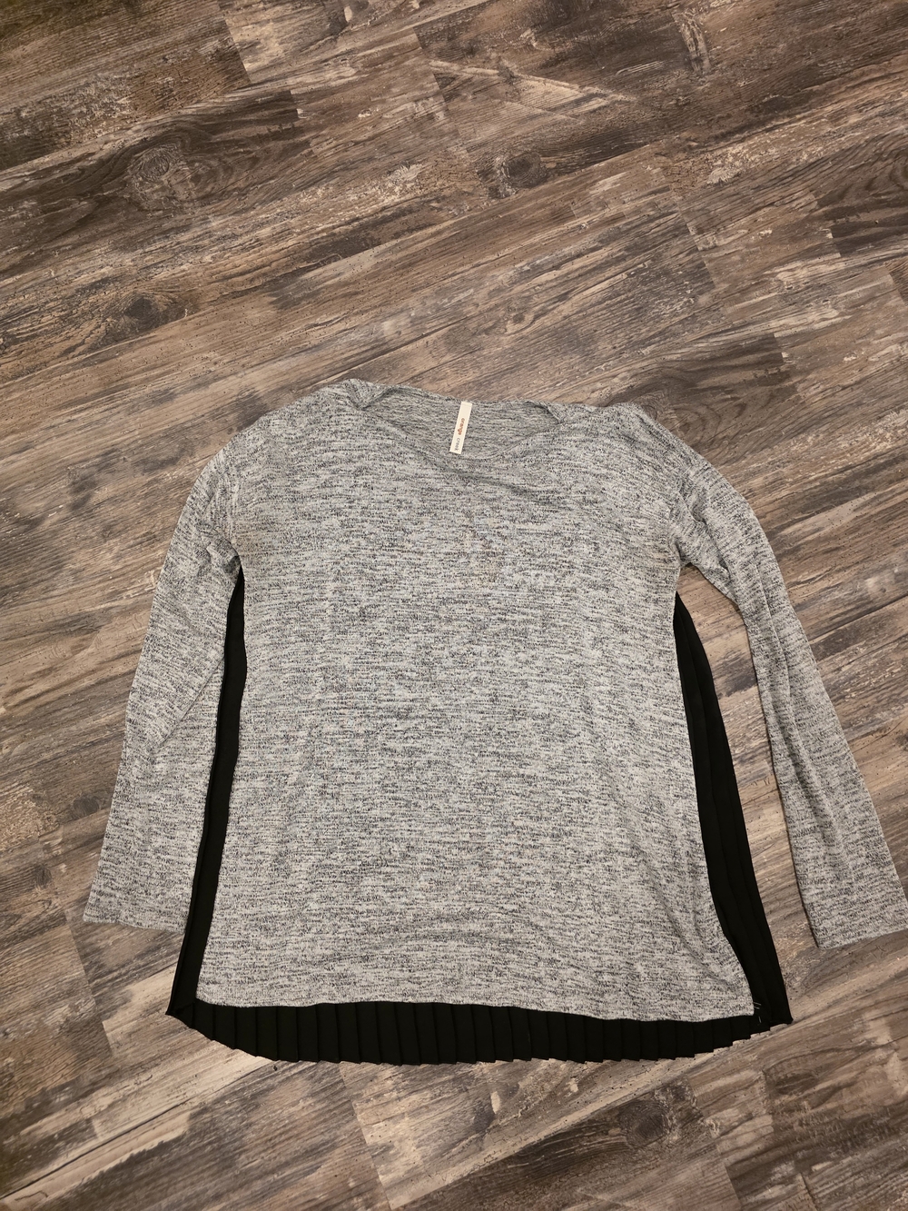 orange creek Gray Long-Sleeve Top with Black Pleated Back
